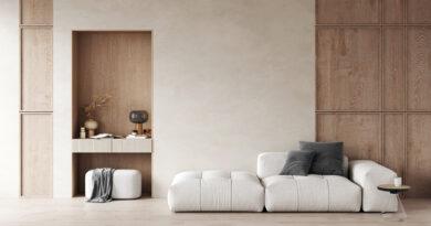 Modernes Wohnzimmer mit weißem Sofa, Schreibtisch und hochwertigen Decken