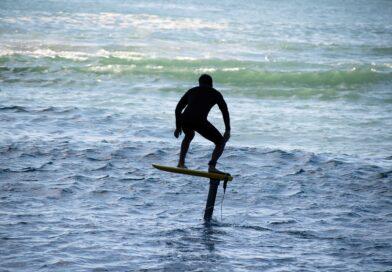 Surfer auf E Surfboard
