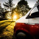 VW T6 Front gegen die Sonne in der Natur