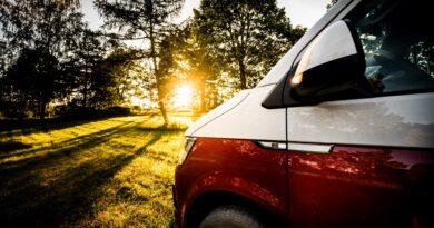 VW T6 Front gegen die Sonne in der Natur