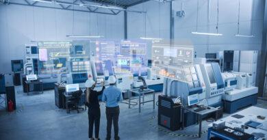 Industrie 4.0 Fabrik: Zwei Ingenieure nutzen digitale Tablet-Computer mit Augmented-Reality-Software, um sich mit High-Tech-Maschinen und Roboterarmen zu verbinden und die Wartung und Diagnose von Anlagen zu visualisieren