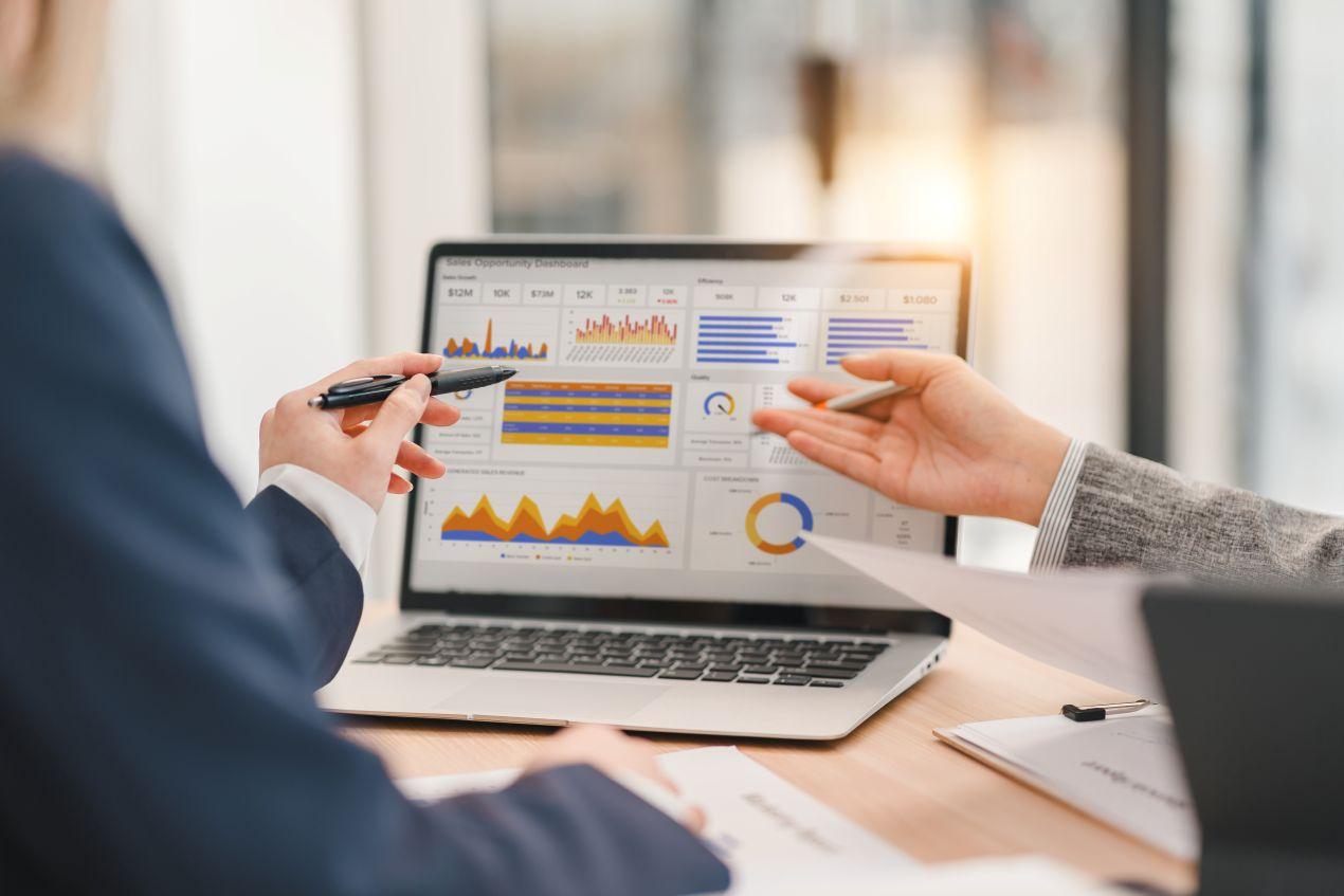 Microsoft 365 datenschutzkonform implementieren – Business-Team analysiert Datenschutzrelevante Daten und IT-Dashboards zur Prozesskontrolle