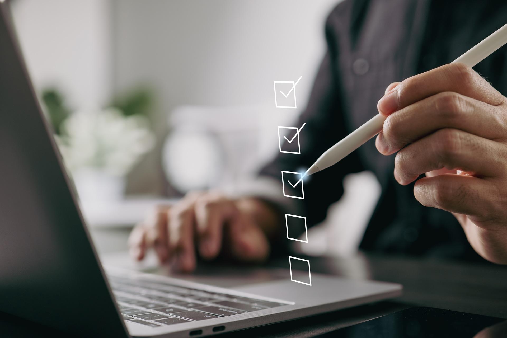 Digitale Checkliste am Laptop | Predictive Maintenance