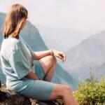 Frau blickt entspannt in die Berge Wellnesshotel Bayern