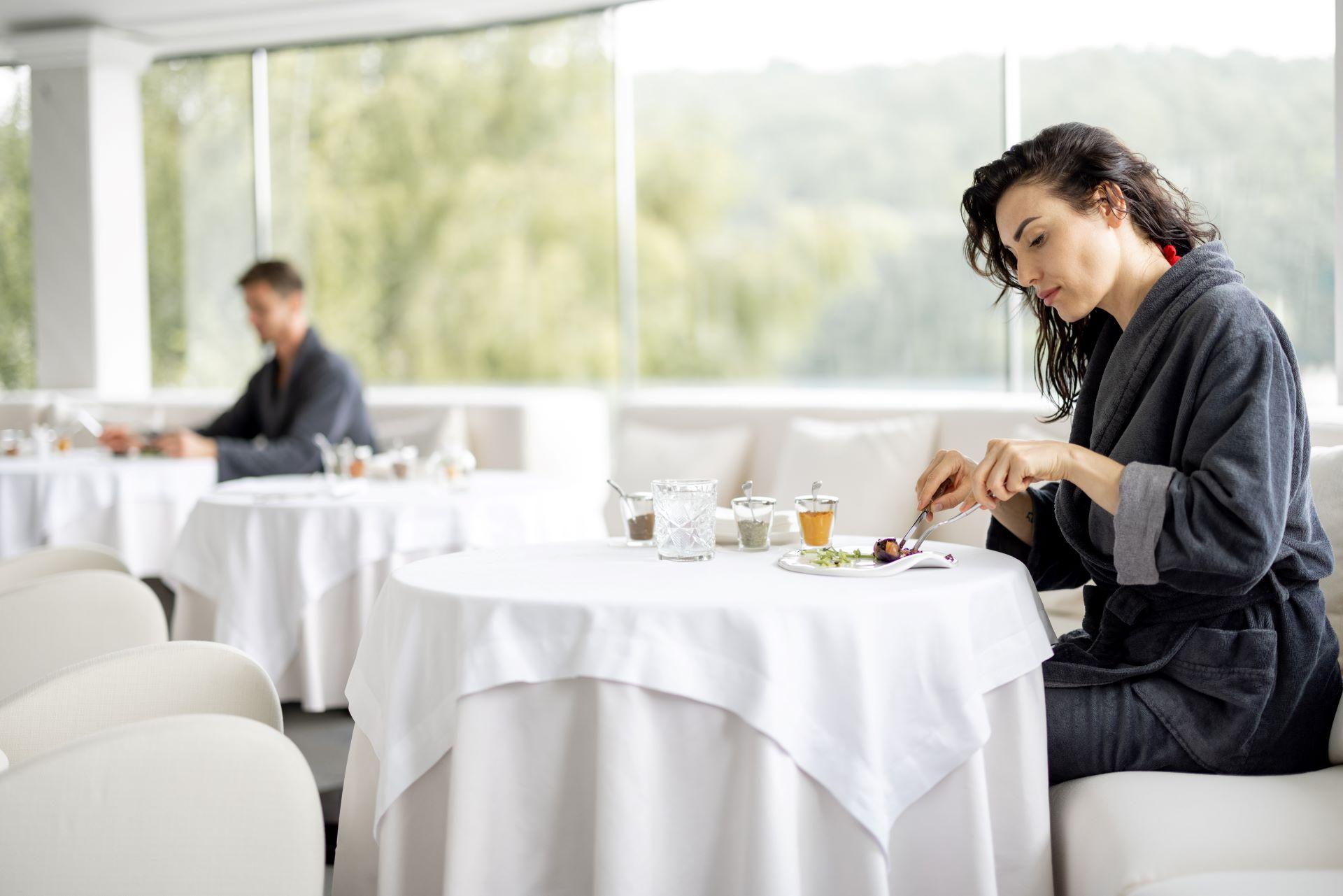 Frau genießt gesundes Essen im Wellnesshotel Bayern