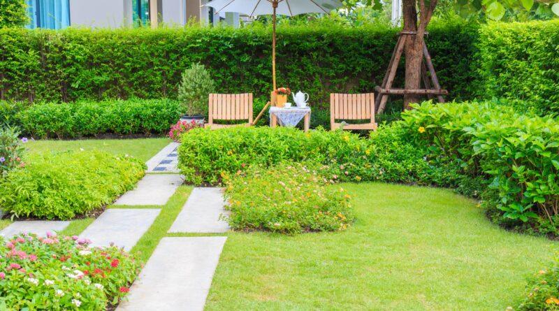 Grüne Hecke, Rasen und Sitzgelegenheit | Erdtank